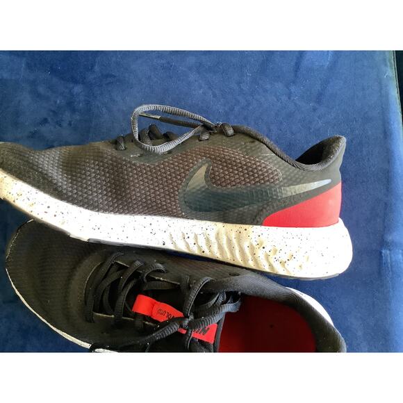 Nike Men's Revolution Black Red Running Shoe Size 8 - Picture 2 of 4